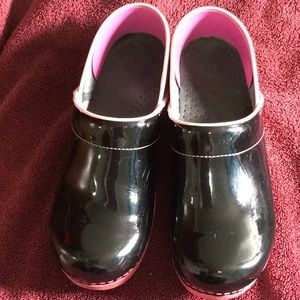 Black and pink Sanitas